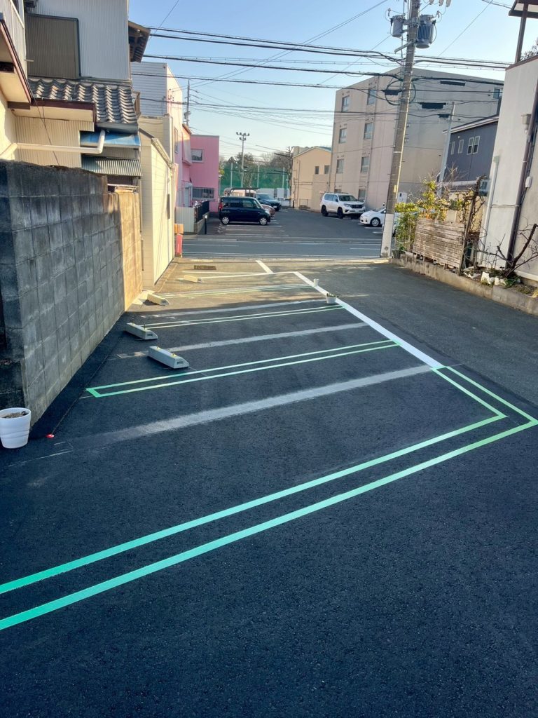 新たに駐車場のラインを引く準備