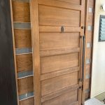 灰汁（アク）洗いを行い塗料を塗った綺麗な玄関扉