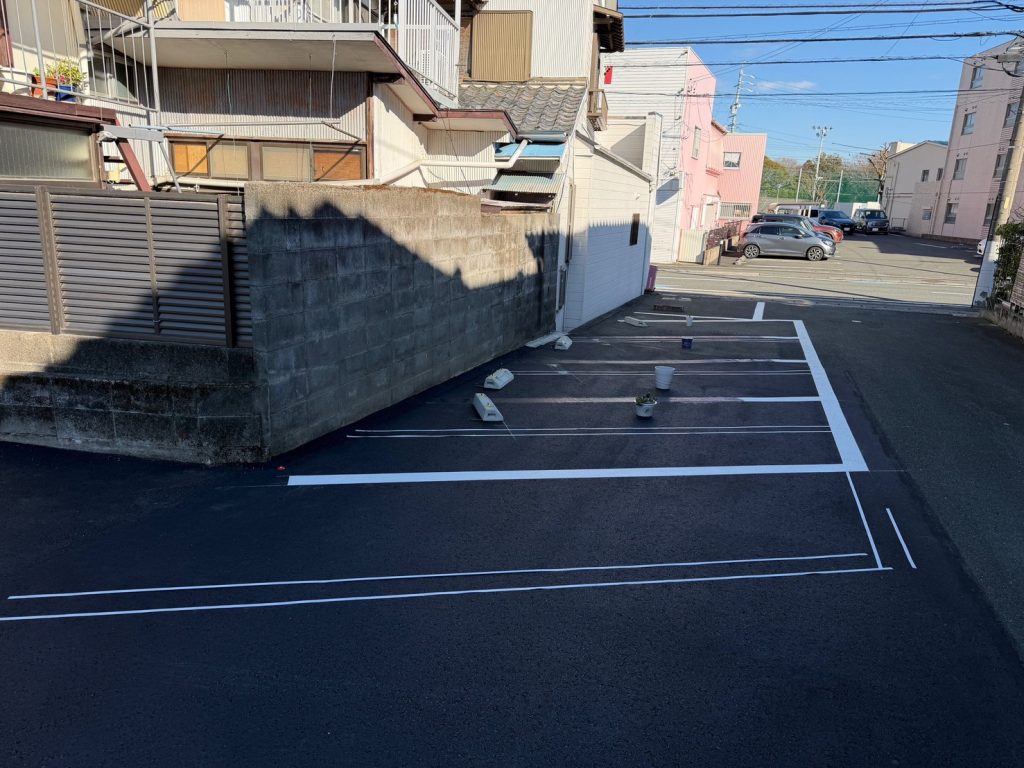 駐車場のラインひきの下書きを行っている