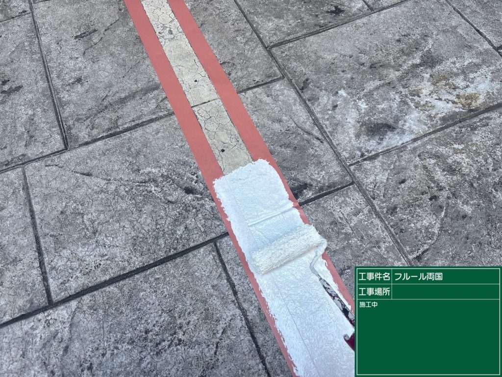駐輪場ライン新たに塗っている様子