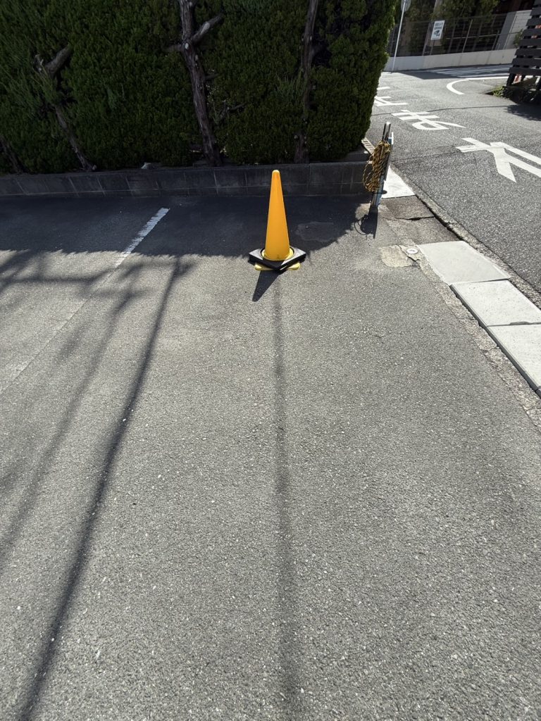 駐車禁止のマークでカラーコーンが置かれている
