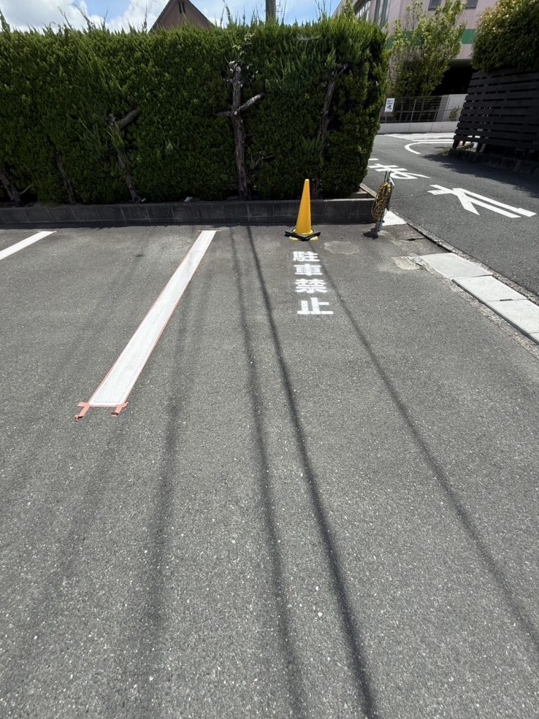 駐車スペースに駐車禁止のマークが書かれた