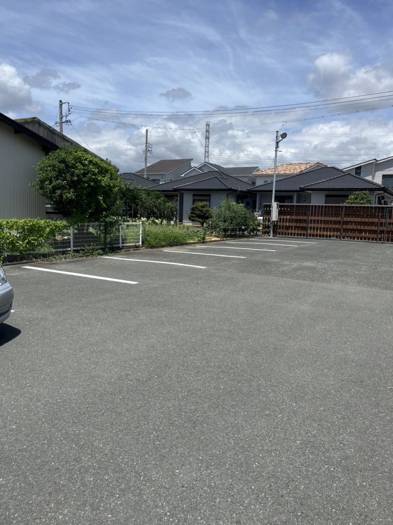 駐車場のラインが引かれている