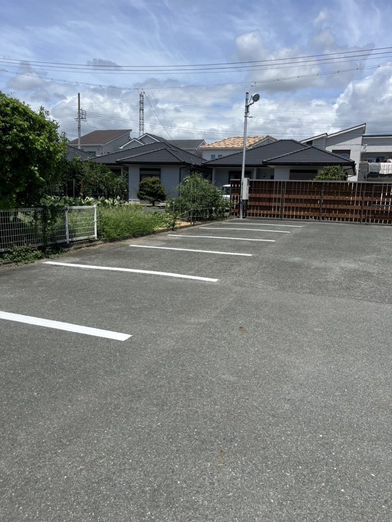駐車場のラインが引かれている