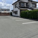 駐車スペースにワインが引かれている