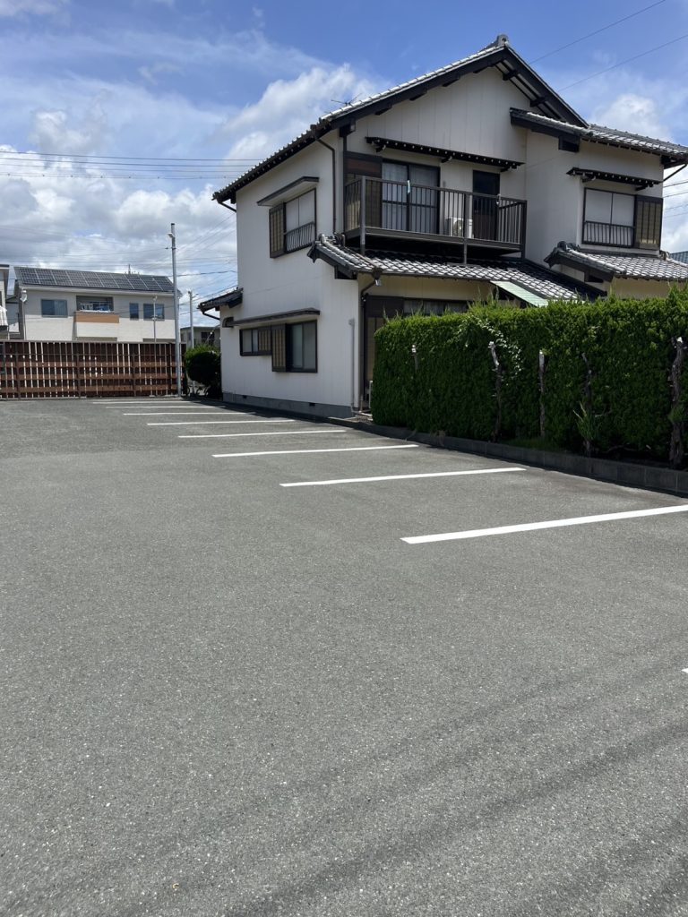 駐車スペースにワインが引かれている