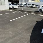 駐車場のラインが引かれタイヤ止めも設置されている