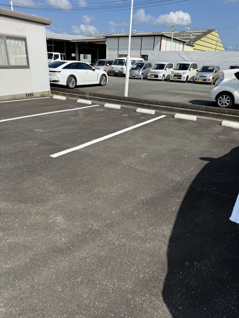 駐車場のラインが引かれタイヤ止めも設置されている