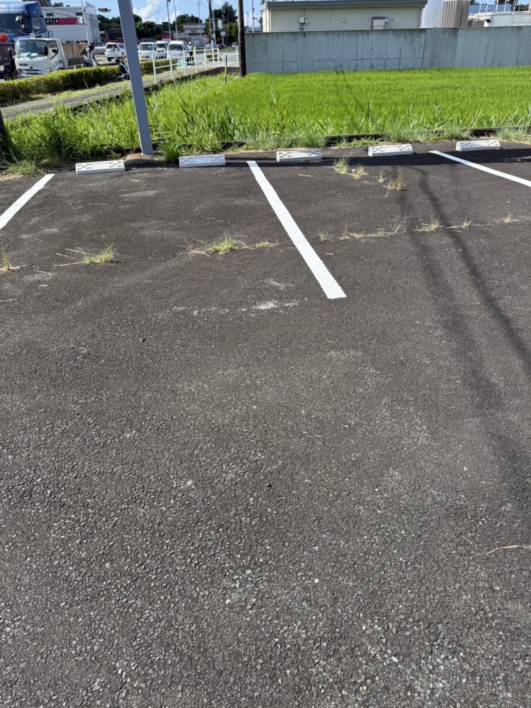 駐車場にラインが引かれタイヤ止めも設置されている