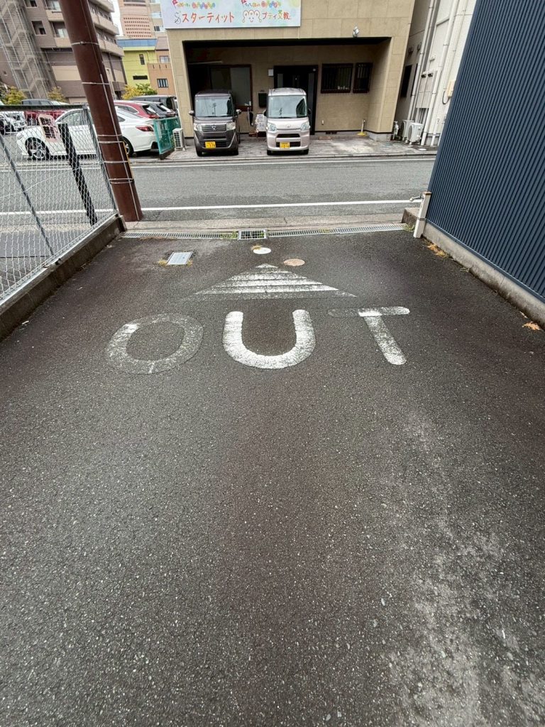 出口の文字が消えかかっている