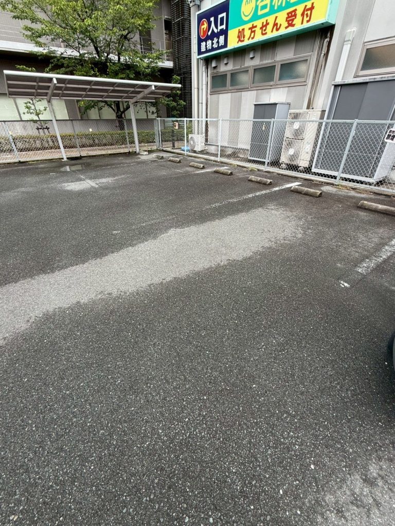 駐車場のラインが消えている