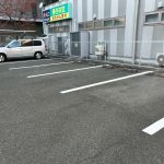 駐車場のラインがきれいに引かれている