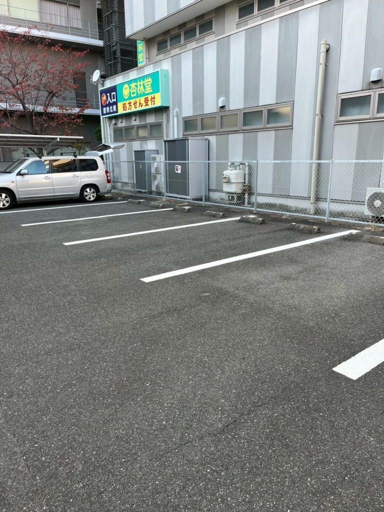 駐車場のラインがきれいに引かれている