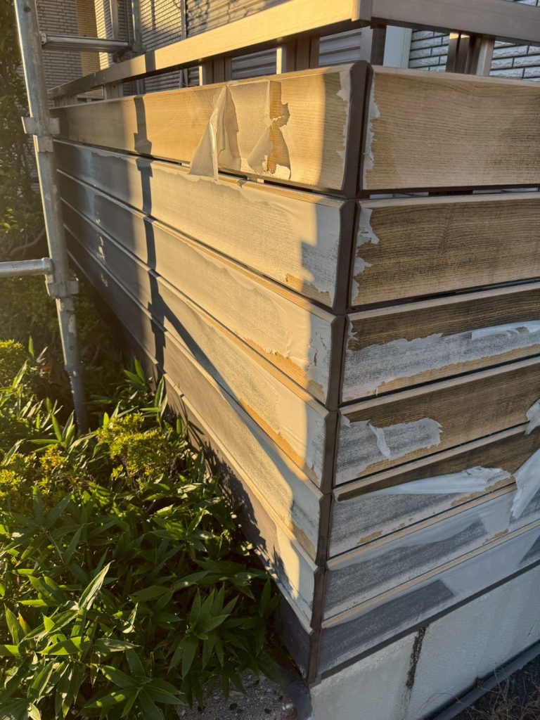 アパートのベランダの化粧板が劣化してボロボロの様子