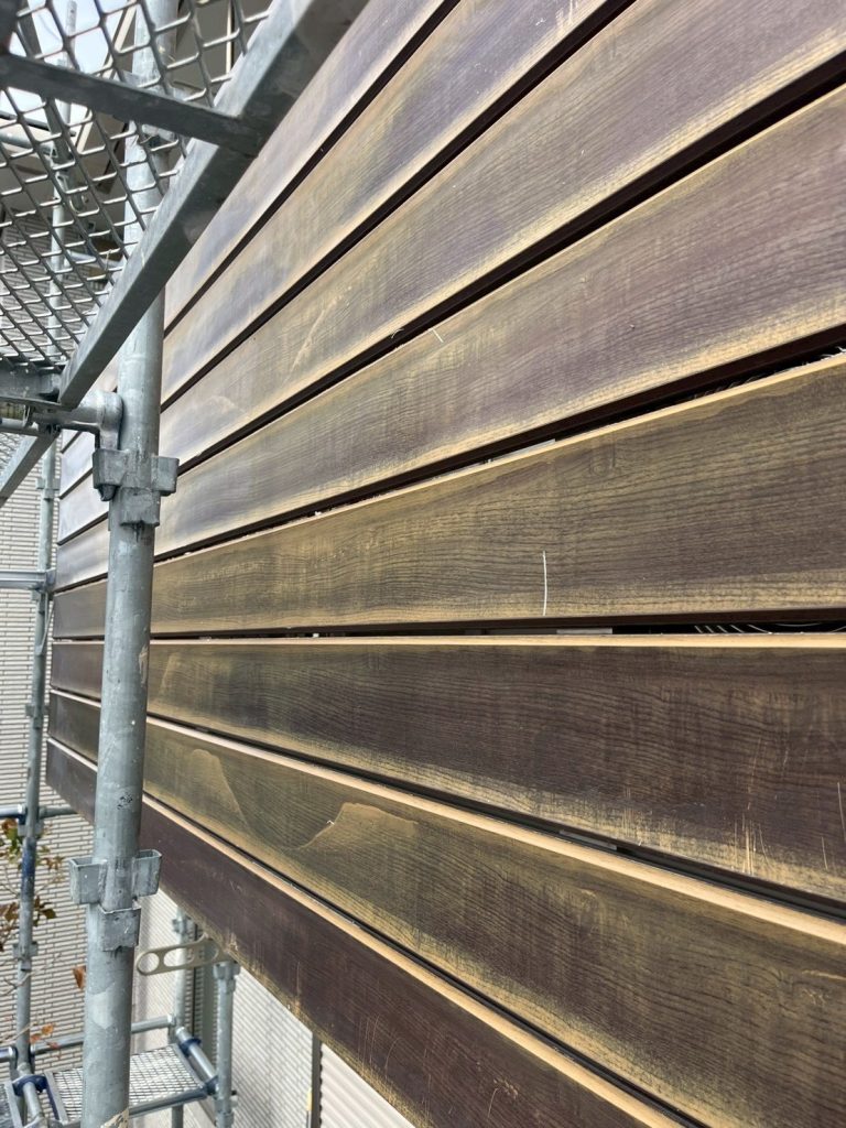 化粧板に下地を塗っている様子