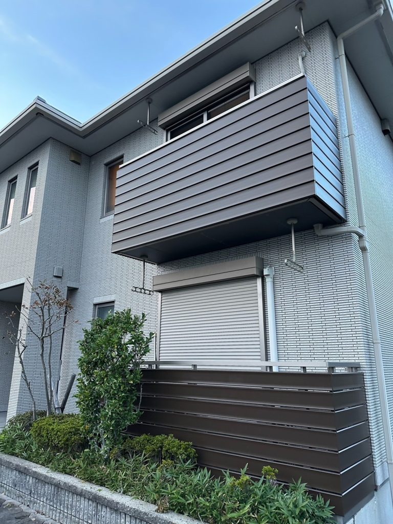 アパートの化粧板塗装が終わり足場を外し完了した様子