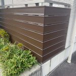 アパートのベランダの化粧板を塗装し直して綺麗になった様子