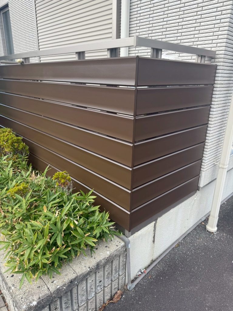 アパートのベランダの化粧板を塗装し直して綺麗になった様子