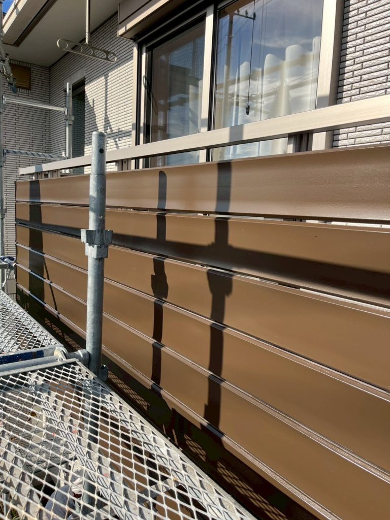 アパートの化粧板がきれいに塗装されている様子