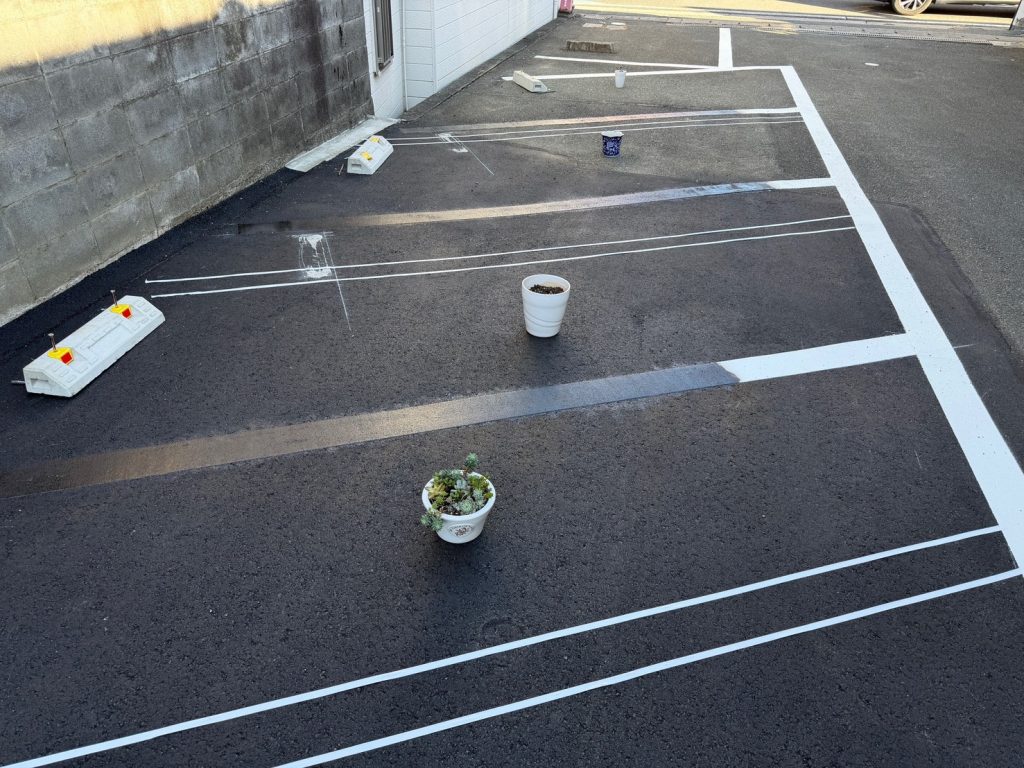 元々の駐車場のラインを消している